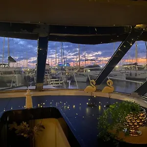 Panaby - House Boat Botel Palermo